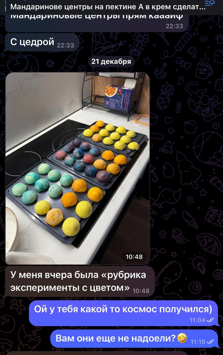 Ученица экспериментирует с цветом теста